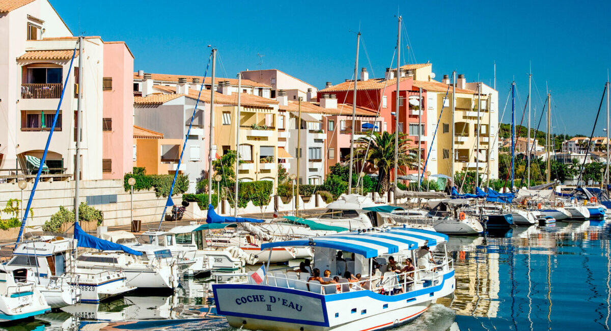 Casas de colores y muelle en Cap d’Agde