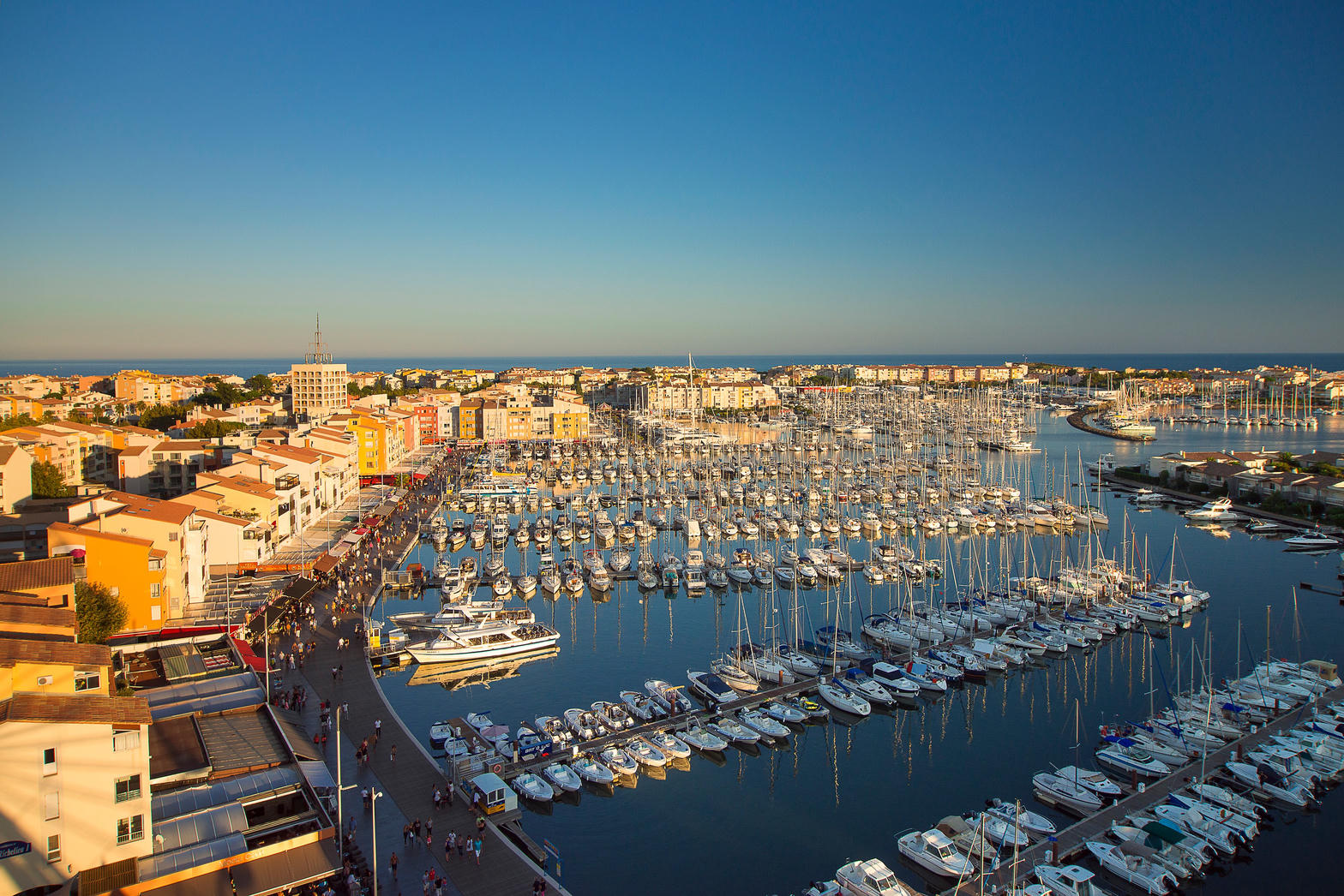 Marina de Cap d’Agde llena de veleros