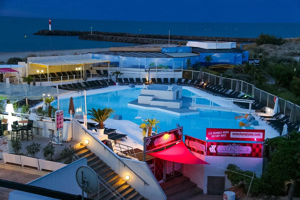 Piscina y vida nocturna adulta en Cap d’Agde