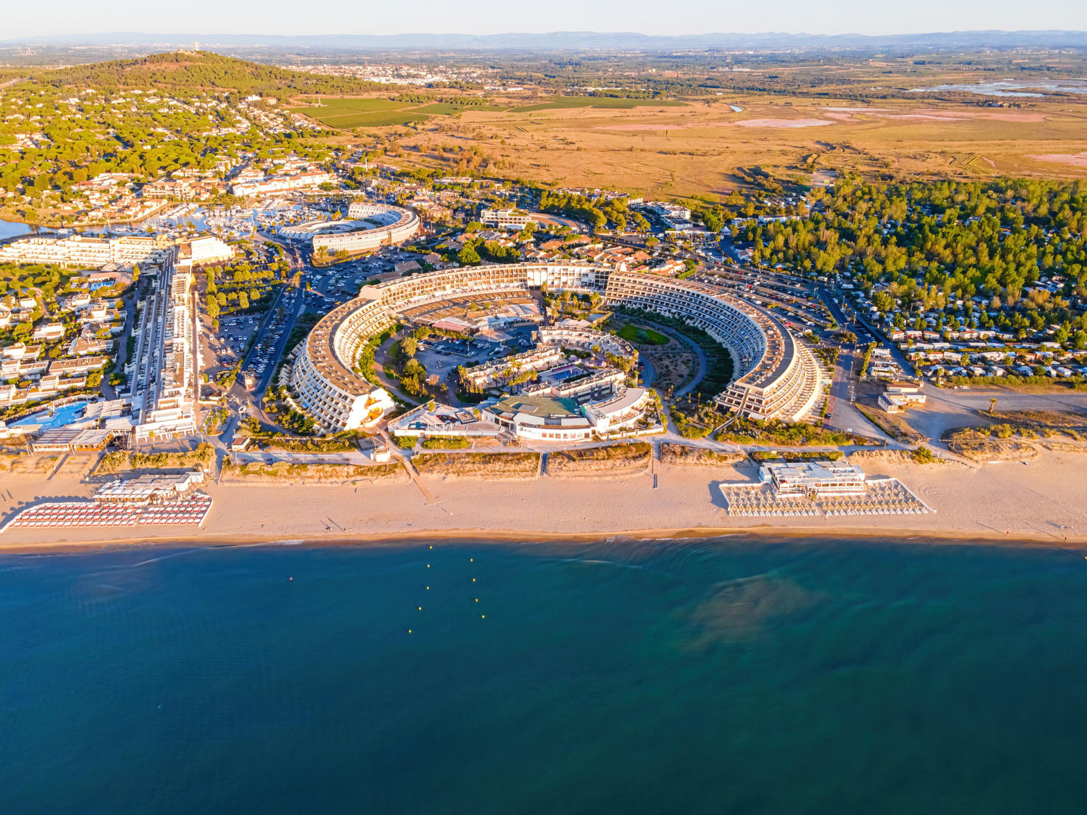 Port Nature, edificio circular frente a la playa naturista
